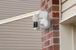 Premium Floodlight Camera - Floodlight_Side_home